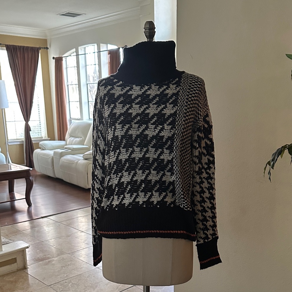 VENUS Black and White Houndstooth Sweater